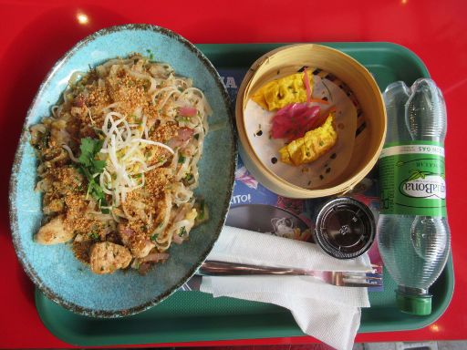 Madrid, Spanien, tuk tuk Asian Street Food, Mittagsmenü Pad Thai mit Hühnchen, zwei Teigtaschen mit süßer Chili Soße und 0,5 Liter Mineralwasser mit Kohlensäure