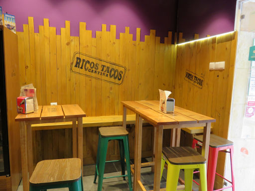 Ricos Tacos Cantina, Madrid, Spanien, Restaurant mit Tischen und Barhockern