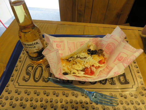 Ricos Tacos Cantina, Madrid, Spanien, Mexikanischer Taco und Corona Bier