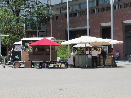 24. Salón del Vehículo de Ocasión y Semínuevo 2021, Madrid, Spanien, Food Trucks vor der Halle 6