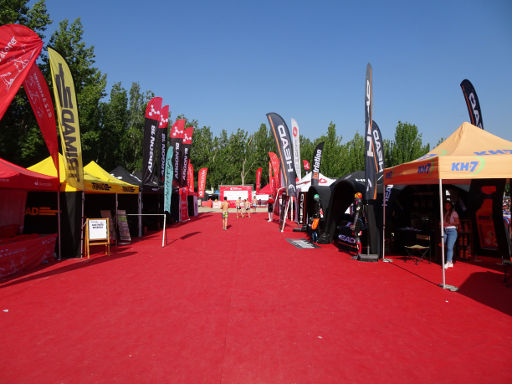 Santander Triatlón del Madrid 2019, Madrid, Spanien, Triexpo Bereich mit Zubehör, Kleidung, Fahrräder und mehr