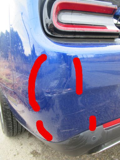 Sicherheit – Kriminalität, Madrid, Spanien, Schramme Dodge Challenger in der Calle del General Aranaz Kreuzung Calle de Sánchez Díaz, Oktober 2025