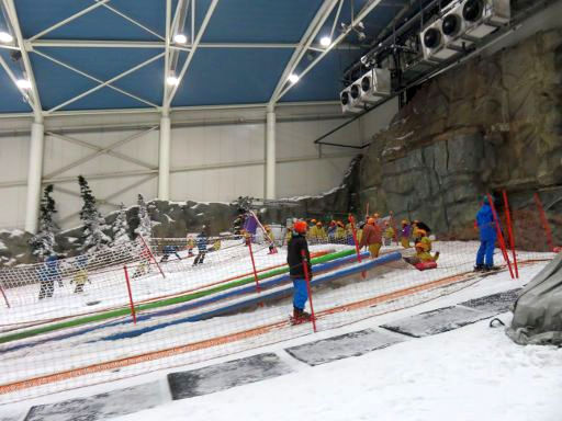 Madrid SnowZone, Madrid, Spanien, Gruppe mit Kindern vermutlich Grundschule