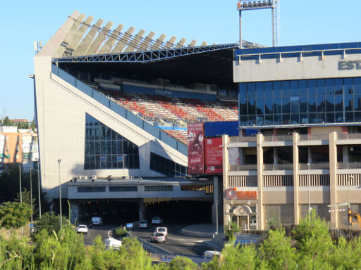 Stadion Vicente Calderón, Madrid, Spanien, Stadtautobahn M-30 unterhalb der Tribüne mit VIP Bereich