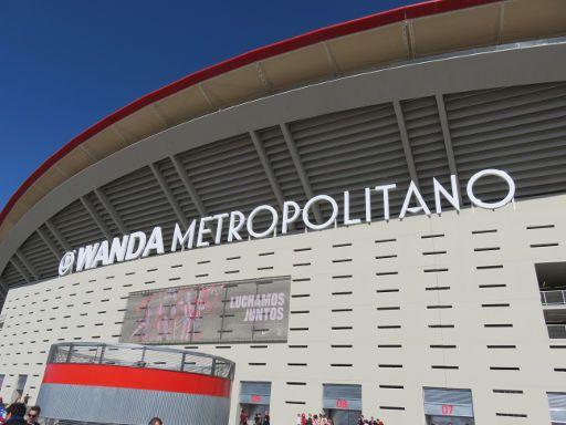 Stadion Wanda® Metropolitano, Madrid, Spanien, Großbildfernseher und Eingänge zum Stadion