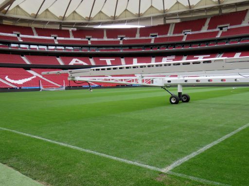 Stadion Wanda® Metropolitano, Führung und Besichtigung, Madrid, Rasen mit künstlicher Beleuchtung