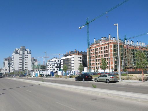 Stadtteil El Cañaveral, Madrid, Spanien, 2022 im Bau befindliche und fertige Wohnhäuser