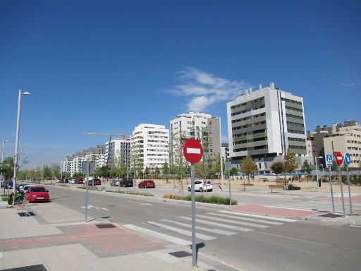 Stadtteil El Cañaveral, Madrid, Spanien, Straßen mit Parkplätzen und Bäumen