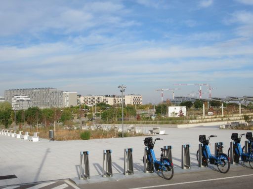 Stadtteil Valdebebas, Madrid, Spanien, Bicimad Station 542 - Intercambiador de Valdebebas, Calle de Juan Antonio Samaranch s/n