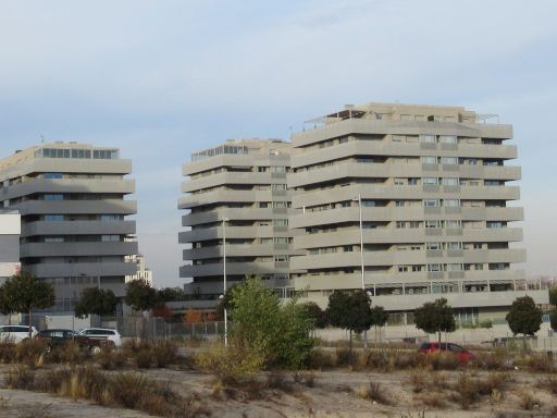 Stadtteil Valdebebas, Madrid, Spanien, fertiggestellte Wohngebäude mit grauer Fassade