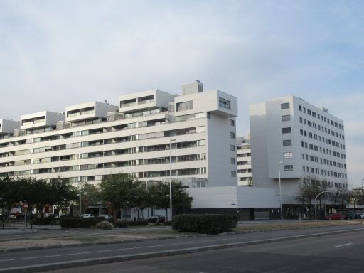 Stadtteil Valdebebas, Madrid, Spanien, fertiggestellte Wohngebäude mit weißer Fassade
