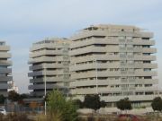 Stadtteil Valdebebas, Madrid, Spanien, fertiggestellte Wohngebäude mit grauer Fassade