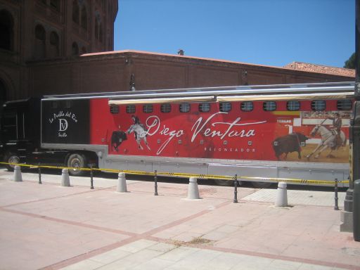 Stierkampfarena Plaza de Toros de las Ventas, Madrid, Spanien, Tiertransporter außerhalb der Arena