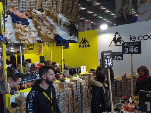 Stock! Feria Outlet Madrid 2019, Madrid, Spanien, Markenkleidung und Schuhe