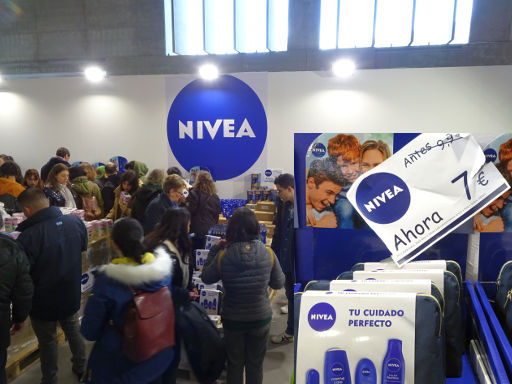 Stock! Feria Outlet Madrid 2019, Madrid, Spanien, Nivea Set mit Warenproben