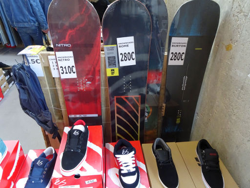 Stock! Feria Outlet Madrid 2019, Madrid, Spanien, Turnschuhe und Snowboards