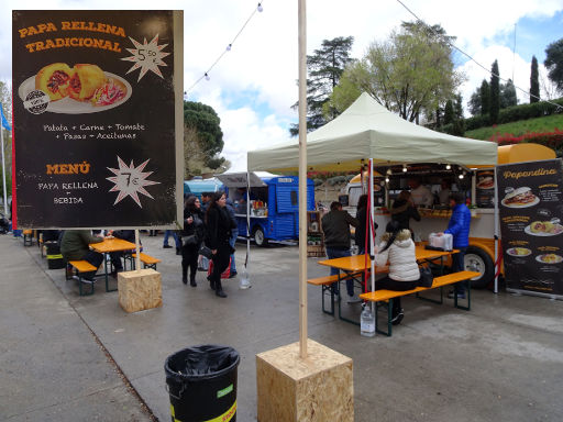 Stock! Feria Outlet Madrid 2019, Madrid, Spanien, Food Truck mit Papa rellena tradicional