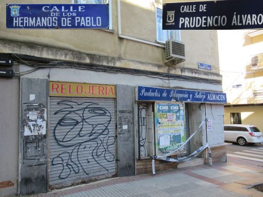 Strukturwandel Ladengeschäfte, Madrid, Spanien, Uhrenhändler und Haar und Körperpflegeprodukte, Kreuzung Calle de los Hermanos de Pablo / Calle de Prudencio Álvaro, 28027 Madrid im April 2025 geschlossen