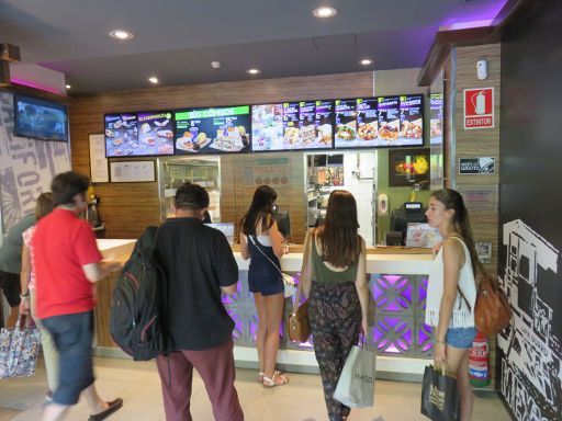 Taco Bell®, Madrid, Spanien, Tresen Annahme Bestellung us Ausgabe Essen