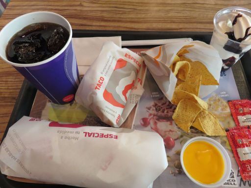 Taco Bell®, Madrid, Spanien, Mexican Burrito Menü, Taco und Eis