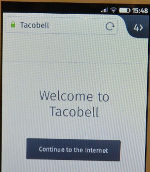 Taco Bell®, Madrid, Spanien, kostenloser Internetzugang auf einem Alcatel ONE TOUCH FREE Smartphone mit Firefox Betriebssystem 1.3.0.0 und dem Firefox Internetbrowser 28.0