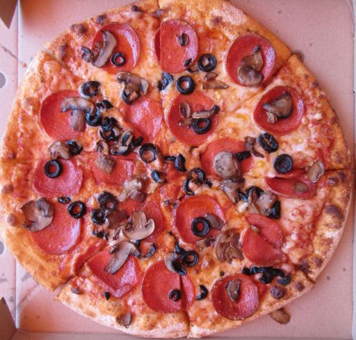 telepizza®, Madrid, Spanien, Pizza fina mit Salami, Champions und Oliven
