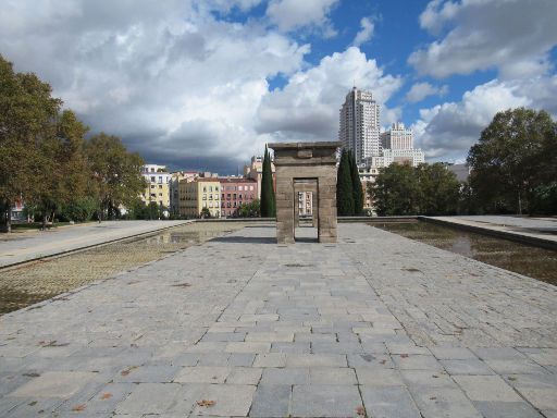 Templo de Debod, Madrid, Spanien, Außenansicht im Parque del Cuartel de la Montaña Blick Richtung Plaza España