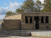 Templo de Debod, Madrid, Spanien, Außenansicht im Parque del Cuartel de la Montaña Blick Richtung Plaza España