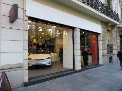 Tesla Store, Madrid, Spanien, Tesla Store in der Calle de Serrano 3 in 28001 Madrid