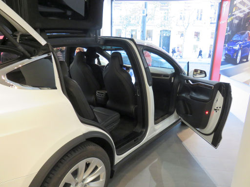 Tesla Store, Madrid, Spanien, SUV Model X mit Falcon Wing Doors