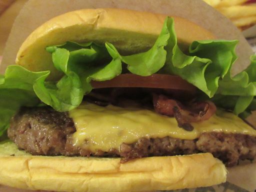 TGB THE GOOD BURGER, Madrid, Spanien, BBQ Burger mit 100 % Rindfleisch, amerikanischen Käse, Bacon, Zwiebel und BBQ Soße