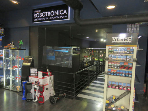 The Robot Museum, Madrid, Spanien, Ausstellung und Zugang in den Keller zum Museum