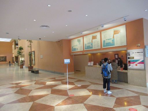 Museo Nacional Thyssen-Bornemisza, Madrid, Spanien, Empfangshalle vom Museum mit Schalter und Zugang Garderobe