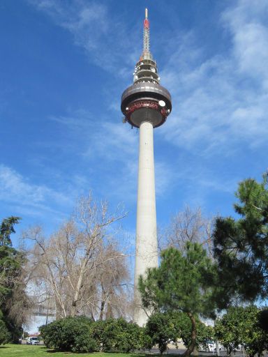 Torrespaña TV Turm, Madrid, Spanien, Ansicht vom Süden in der Calle de Juan Esplandiú