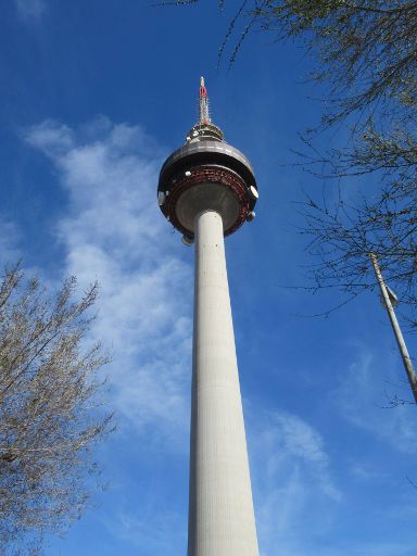 Torrespaña TV Turm, Madrid, Spanien, Turm Detailansicht vom Süden