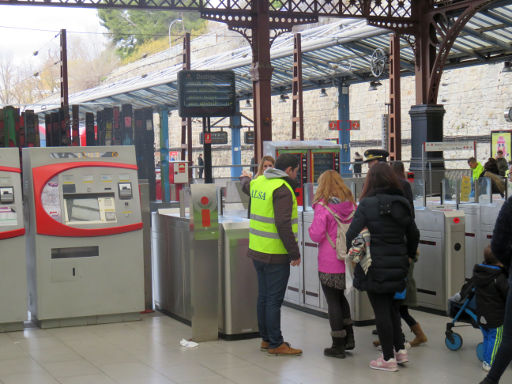 Tren de los Reyes Magos, Madrid, Spanien, Bahnhof Príncipe Pío Zugangskontrolle