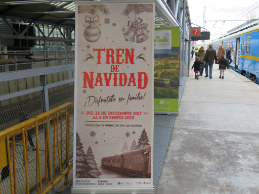 Tren de los Reyes Magos, Madrid, Spanien, Bahnsteig 7 mit einem Plakat für den Tren de Navidad