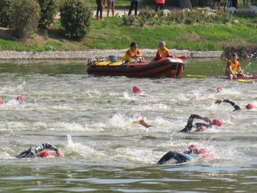 Triatlón Popular de Madrid 2016, Madrid, Spanien, Schwimmer und Rettungsboot