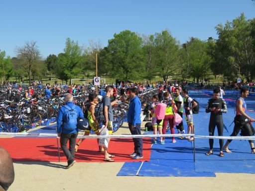 Triatlón Popular de Madrid 2016, Madrid, Spanien, Wechselzone Schwimmen - Fahrrad