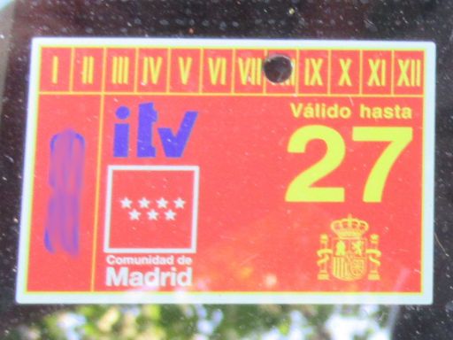 TÜV - ITV Getafe Nassica, Madrid, Spanien, Prüfplakette 2025 Windschutzscheibe oben rechts