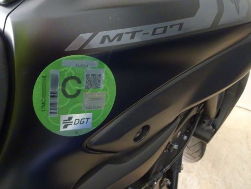 Umweltplakette, distintivo ambiental, Spanien, Plakette C an einer Yamaha MT-07 mit Euro 4