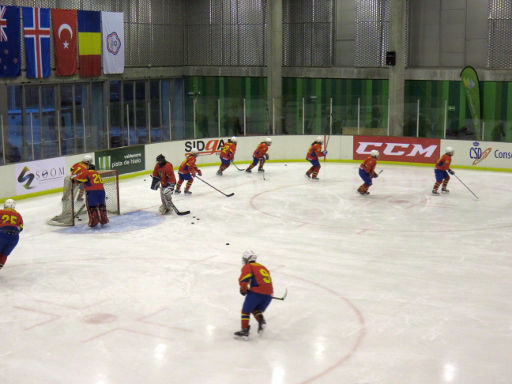 IIHF Ice Hockey Women’s World Championship Division II Group B, Valdemoro, Madrid, Spanien, Rumänische Damenmannschaft beim Aufwärmen