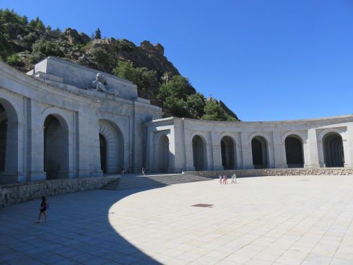 Valle de los Caídos, Madrid, Spanien, halbrunder Vorplatz vor dem Eingang in die Kirche