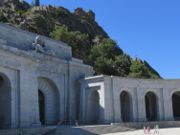 Valle de los Caídos, Madrid, Spanien, halbrunder Vorplatz vor dem Eingang in die Kirche