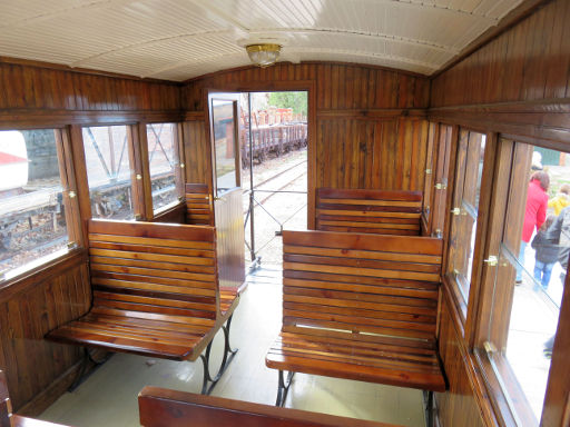 El Tren de Arganda, Madrid, Spanien, Personenwagen AB 201 Innenraum mit Holzbänken