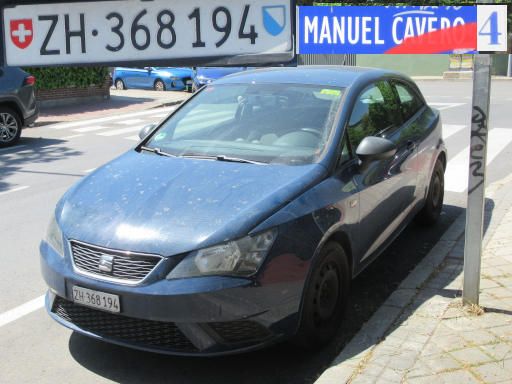 Vehículos abandonados, verlassene Fahrzeuge, Madrid, Spanien, Seat Ibiza TSI, Kennzeichen Schweiz ZH 368194, unbekannte Erstzulassung, Calle Manuel Cavero 4, 28027 Madrid im April 2026