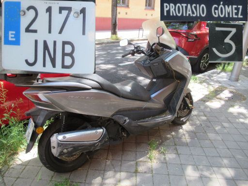 Vehículos abandonados, verlassene Fahrzeuge, Madrid, Spanien, Motorroller Honda, Kennzeichen 2171 JNB, Erstzulassung April 2016, Calle Protasio Gomez 3, 28027 Madrid im April 2026
