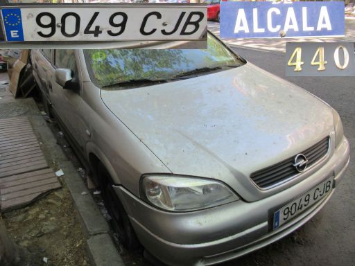 Veh&iacute;culos abandonados, verlassene Fahrzeuge, Madrid, Spanien, Opel Astra, Kennzeichen 9049 CJB, Erstzulassung Mai 2003, Calle Alcala 440, 28027 Madrid im April 2026