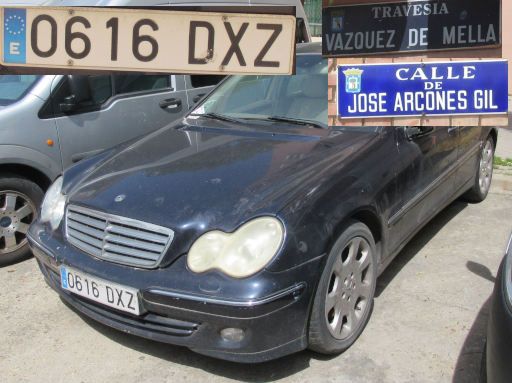 Vehículos abandonados, verlassene Fahrzeuge, Madrid, Spanien, Mercedes-Benz C320 CDI, Kennzeichen 0616 DXZ, Erstzulassung Januar 2005, Calle Vazquez de Mella / Calle Jose Arcones Gil, 28017 Madrid im April 2026