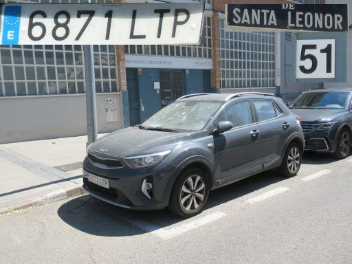 Veh&iacute;culos abandonados, verlassene Fahrzeuge, Madrid, Spanien, Kia Stonic hybrid, Kennzeichen 6871 LTP, Erstzulassung Oktober 2021, Calle Santa Leonor 51, 28037 Madrid im April 2026